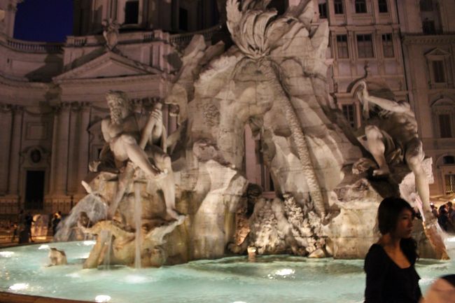 ちなみに観光地には多くの露天がありますが、<br />水一本2、3ユーロ、ジュース4ユーロとかいう仰天プライスを言われます。<br />それでも売れるから売ってるんだろうけど、さすがに手が出ず水道水をペットボトルに入れて飲んでいました。<br />（水道のある所はどこもペットボトルに給水する観光客であふれていました）<br />一方でスーパーでは日本より安価でした。