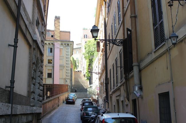 この日散歩しながら思ったのですが、<br />ローマはオシャレな一方で、街が凄く汚いのが印象的でした。