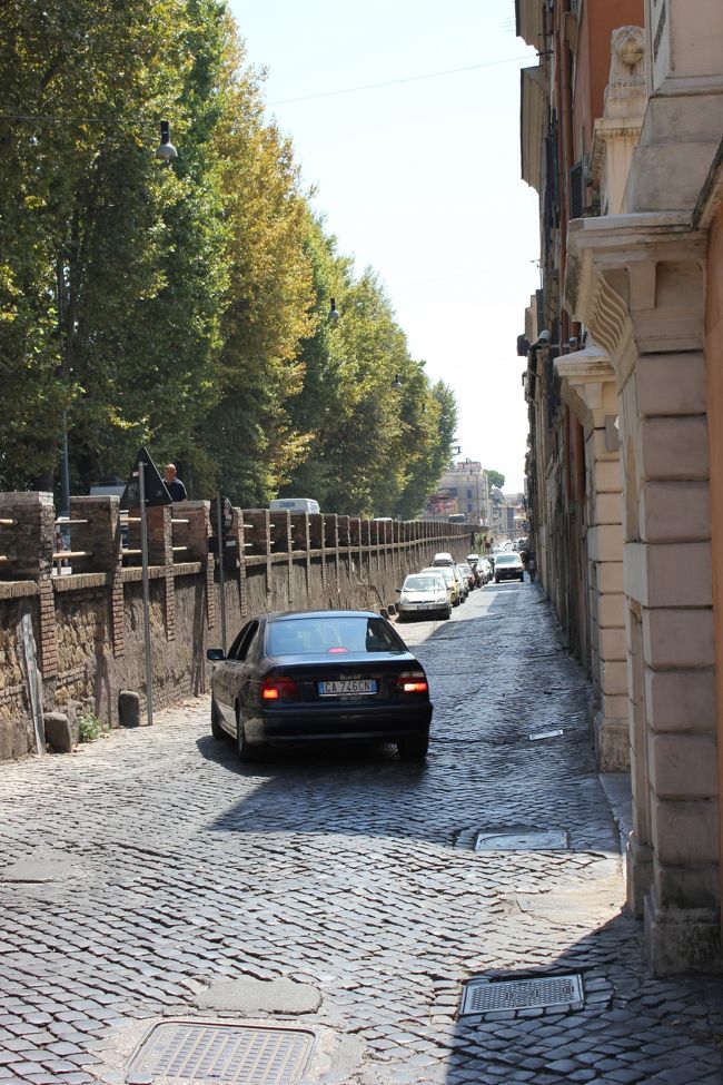 車も小綺麗なものより、結構痛んだ車がよく走っています。<br />セダンは少なめ。