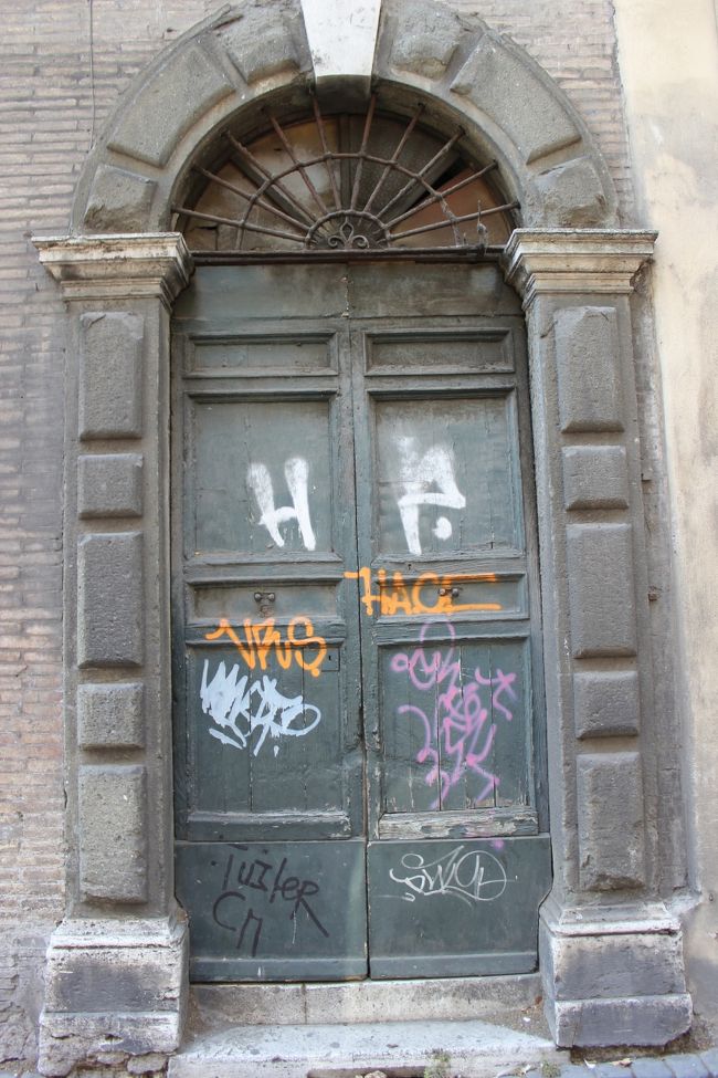 こんなドアからドヤ顔で出てきたい。