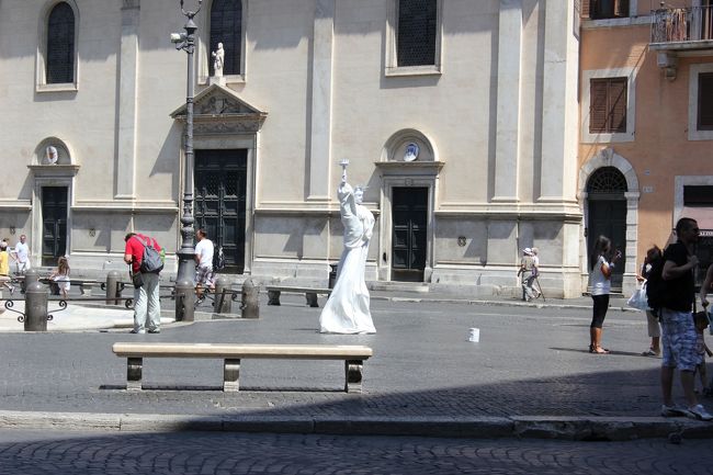 自由の女神の真似っこ。<br />これまたしんどそうな体勢だもんで、結構動いてました。<br />暑いのに大変やろうな。