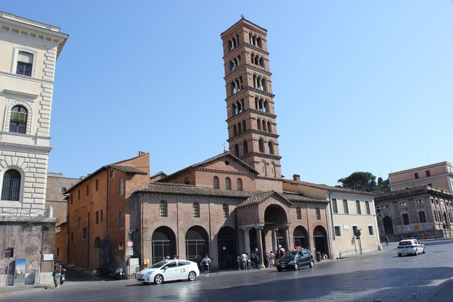 これが真実の口のある建物です！<br />真実の口は意外と普通に外側？にあり、若干の肩すかしなかんじ。<br />列ができており、おじさんが写真をとってくれます。