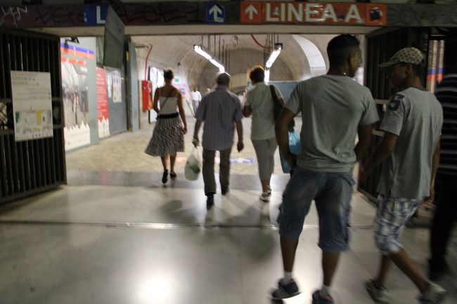 テルミニ駅の地下鉄乗り場。<br />一番大きなテルミニ駅ですら、表示がベローンとはがれてしまっています。