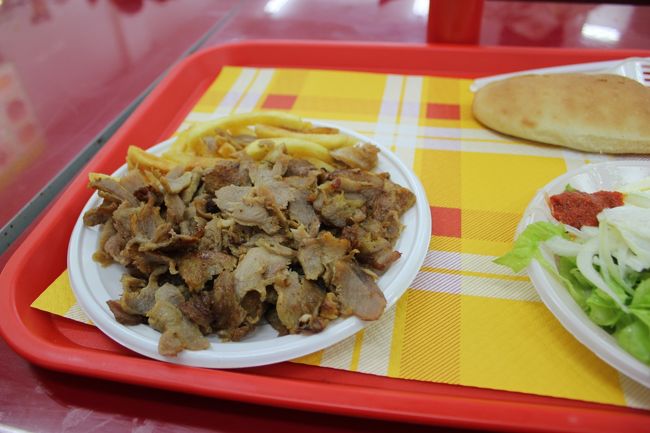 テルミニ駅の近くのハラール食堂。<br />明らかにイタリア人はおらず、中東に迷い込んだ雰囲気のレストランでした。<br />お値段はお安く、美味しかった。<br />けど、この後中東で似たようなものを食べまくることに。