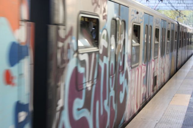 電車全体にまんべんなく落書きが施されています。<br />いつどこで誰がどうやってこんなことするんだろう。<br />そんな疑問を持ちつつテルミニ駅で乗り換え、空港へと向かいます。<br />次はヨルダンに向かいます！