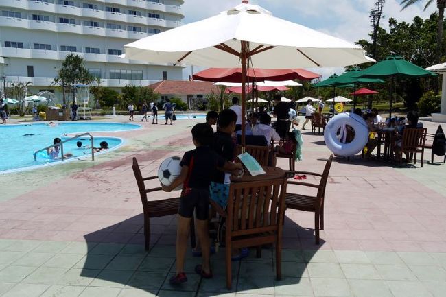 この日は残波岬ロイヤルホテルのデザインプールのテーブルで昼食を頂きます
