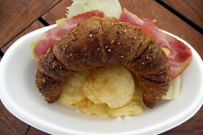 妻はBigクロワッサンのBLTサンド ￥５５０−