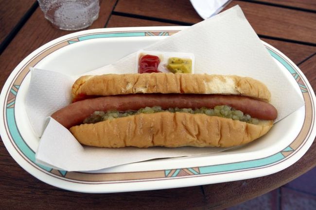 次男はラフテー丼だけじゃ足りなくて、ホットドッグを追加します