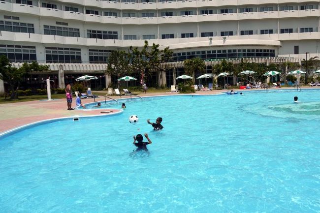 昼食後は、せっかくプールに来たので遊びます