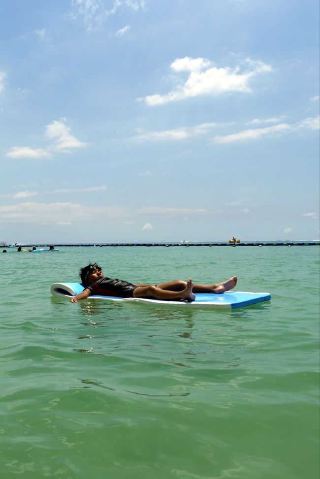 次男はフロートマットでのんびり