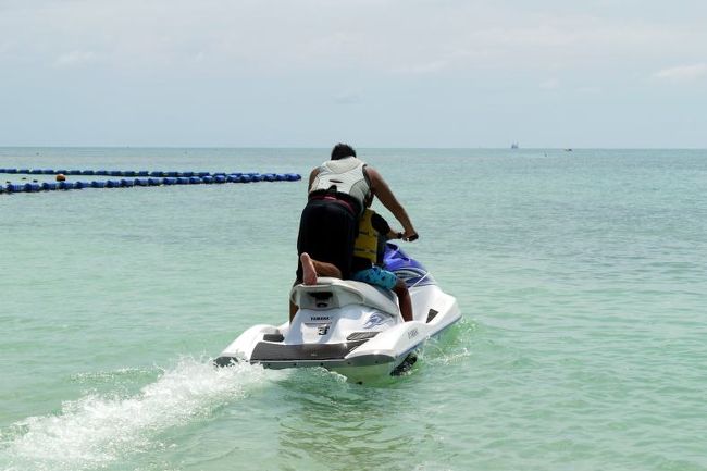 操縦者が後ろに乗り込み