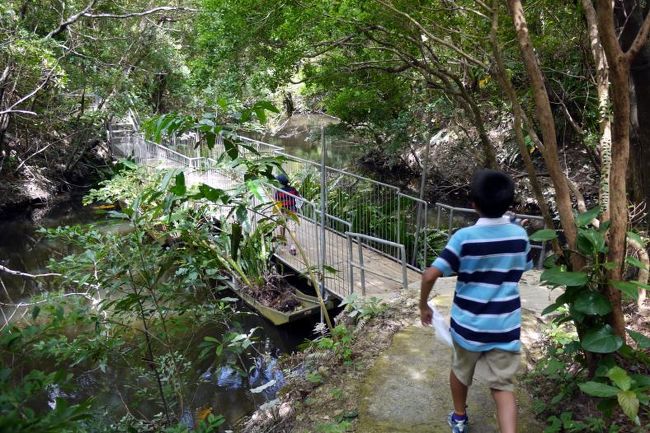 謡御庭（うたいうなー）と揚御庭（あぎうなー）を結ぶ橋を渡って