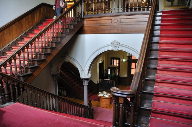 建物中央の階段。<br />木造の立派な階段でした。<br />