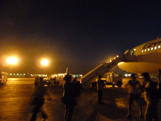 確か4時ごろにルクソール着。<br />歩いてターミナルへ。<br /><br />ビザと両替は1つずつしか窓口が開いていなかった。<br />満席だったこともあって、並んで大変時間がかかった。<br /><br />トイレにはひげのおじさんがいて、<br />初の強烈な「バクシーシ」攻撃を受ける。<br />ヨーロッパ人が振り払ってたから、適当に振り切る。