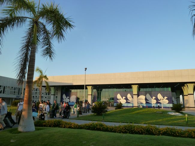 やっと出たころには夜が明けていた。<br />ルクソール空港はきれいで結構近代的な空港でした。