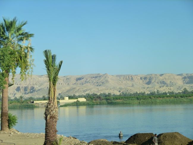 朝はルクソール西岸観光。<br />ナイル川をわたるために1本だけある橋へ向かいます。