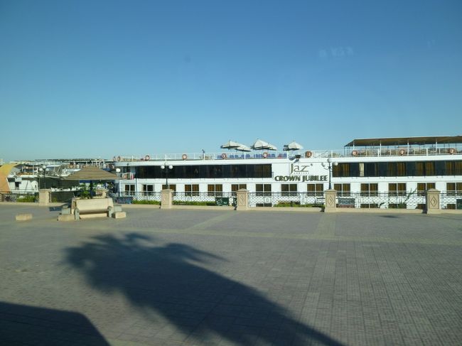 ナイル川の岸にはクルーズ船が停泊中。<br />こっちの船は何重にも泊めてます。<br />隣の船の中を通って岸に上がるらしい。