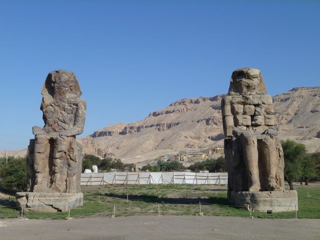 ＜メムノンの巨像＞<br />アメンヘテプ3世の像。もともとは後ろに彼の葬祭殿があったらしいが、後の王様が自分の葬祭殿を作るために壊してしまったらしい。
