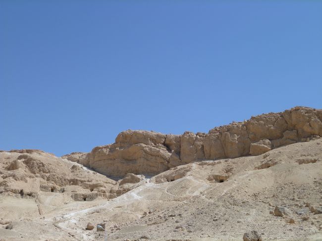 砂漠の中に分け入っていく。