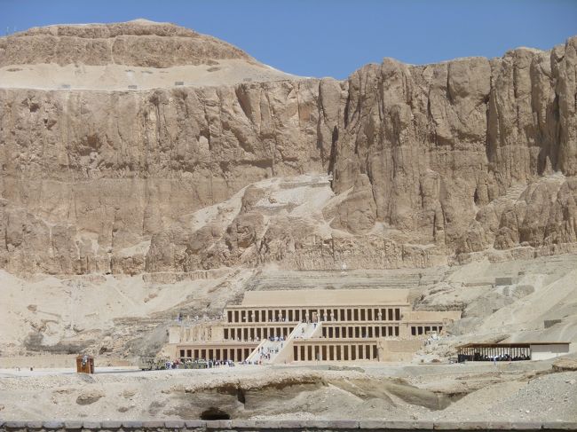 ＜ハトシェプト女王葬祭殿＞<br />最初に見学した遺跡。エジプト初めての女王の葬祭殿。<br />写真でしか見たことがなかったが、とても壮大できれいだった。<br />それにしても43℃は初体験だった。