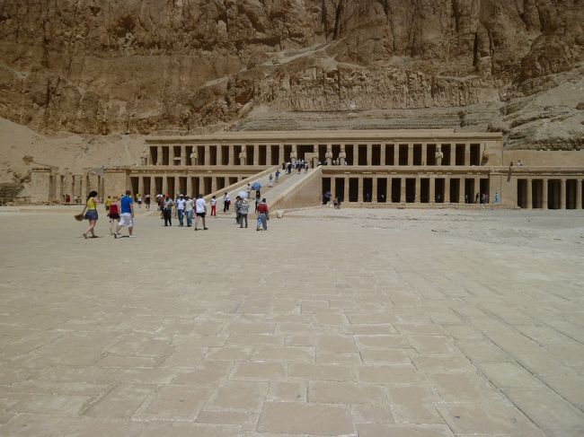 第2テラスから。<br /><br />暑さからか、他の人はこの辺で引き返して行った。<br /><br />観光地ではほとんど1人旅と変わらない(笑)<br />結局、どの遺跡でも集合時間めいいっぱいで最後に戻ってくるのは<br />私だった。<br />