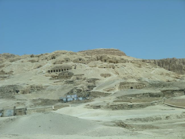 ＜貴族の墓＞<br />斜面に墓穴が開いています。<br />周りの村は盗掘目的に住み着いたとも言われています。