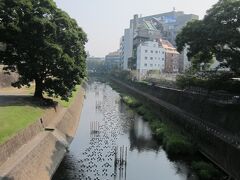 
２日目。


宿泊先のリッチモンドホテル熊本から熊本城へ。

行幸橋を渡ります♪