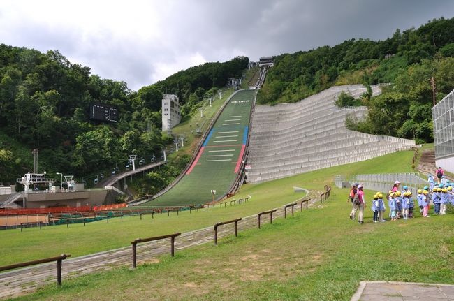 札幌の中心部から車で15分くらいで<br />大倉山ジャンプ競技場に到着。<br />練習ジャンプが見られれば尚よかったのですが・・<br />