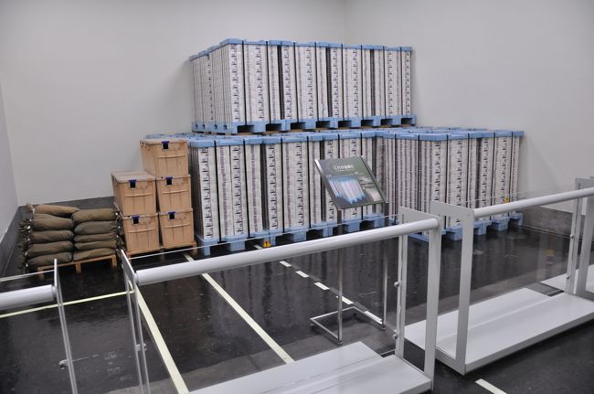 金庫の中にはダミーの現金がうなっていました。<br />一億円のダミー紙幣を手で持ちあげられるコーナーも有ります。<br /><br />ここは無料だし意外と楽しかった。<br />ところで、本物の一億円を手にする日は来るのか・・