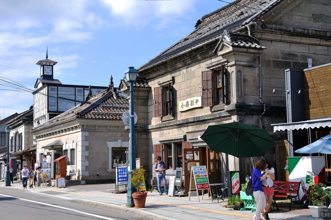 古い建築と、古そうに作った建築が入り乱れている<br />メインストリート。