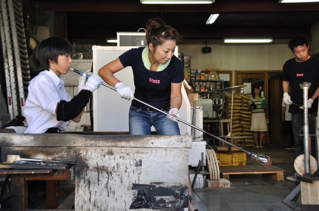 修学旅行の学生が、吹きガラス体験をしていました。<br />ところでこれ、吸ったらどうなるのだろう・・？