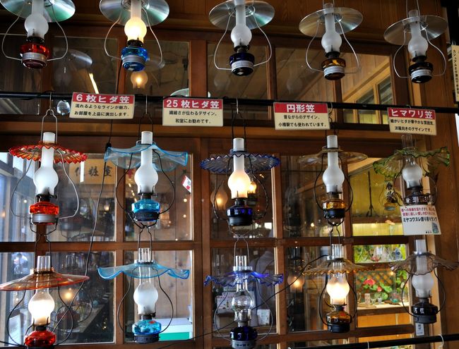 小樽といえばガラス。<br />ガラス細工やアクセサリーの店が軒を連ねる中、<br />このランプにはグッときた。<br />値段は一万円くらい。