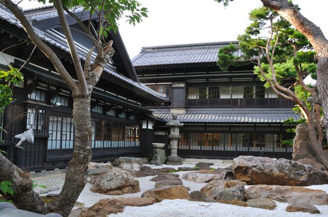 小樽中心地から車で15分。<br />ニシン御殿旧青山別邸に到着。<br />ここは凄かった。<br />何しろ便器が有田焼だったりするのだから。<br />金が余っちゃって使い道に困っていたのか？<br /><br />大正時代、新宿伊勢丹の建築費が50万の時代、<br />31万円かけて贅の限りをつくしたニシン御殿。<br />入場は1000円とお高いですが室内も見事。<br /><br />室内撮影禁止となっており大いに不満でしたが、<br />理由が判明。<br />確か1500円だったと思いますが「旧青山別邸写真集」<br />なるモノがが売っていました。<br /><br />1000円取った上に写真も撮らせない。<br />写真がほしけりゃ写真集買えときた。<br />その根性が財をなす秘訣なのか・・<br /><br />と言いつつここ、必見です。<br /><br />