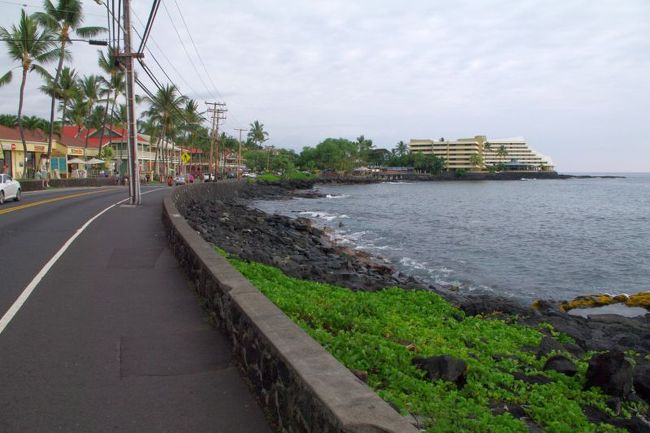お腹もいっぱいになり、カイルアコナへも到着。<br />モールに寄って、Bike worksへ寄って、繁華街（？）へ。<br />駐車場がどこも有料な上に高い！しかも精算機はおつりが出ない！！<br />確かに書いてありましたよ、お釣り出ませんって(-_-;)<br /><br /><br />