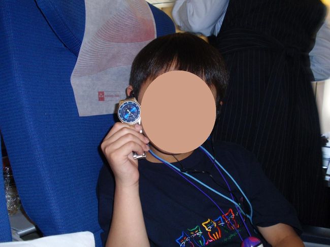 1日目です。<br />いつもの通り成田エクスプレスで成田へ行き、大好きなＫＬＭでオランダ乗換えでデンマークのコペンハーゲンへ。<br />免税店でお買い物をしたらもらった時計が気に入りました。<br />まだ飛行機の座席は息子にとっては「狭っ」という程ではなく羨ましいです。