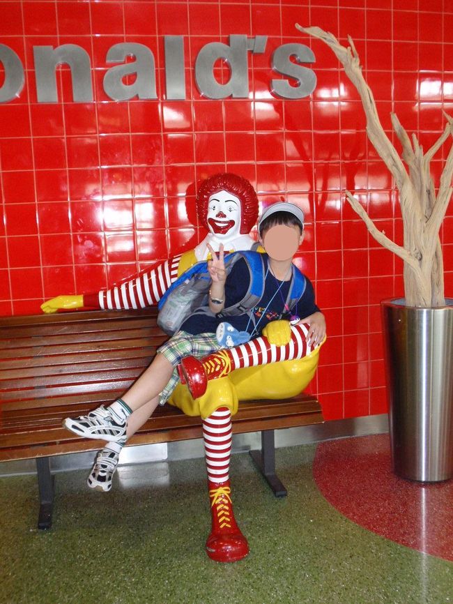 オランダのスキポール空港で乗り換えです。<br />お約束のマクドナルドでパチリ！