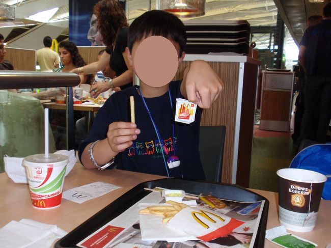 初めて私のお勧めのマヨネーズソースでポテトを食べる息子。<br />「おいしい〜！！！」<br />オランダの人って、ポテトにマヨネーズつけて食べるの、大好きですよね。でもこのソースは日本人にも合っていると思います。<br />是非日本でも売っていただきたいものです。