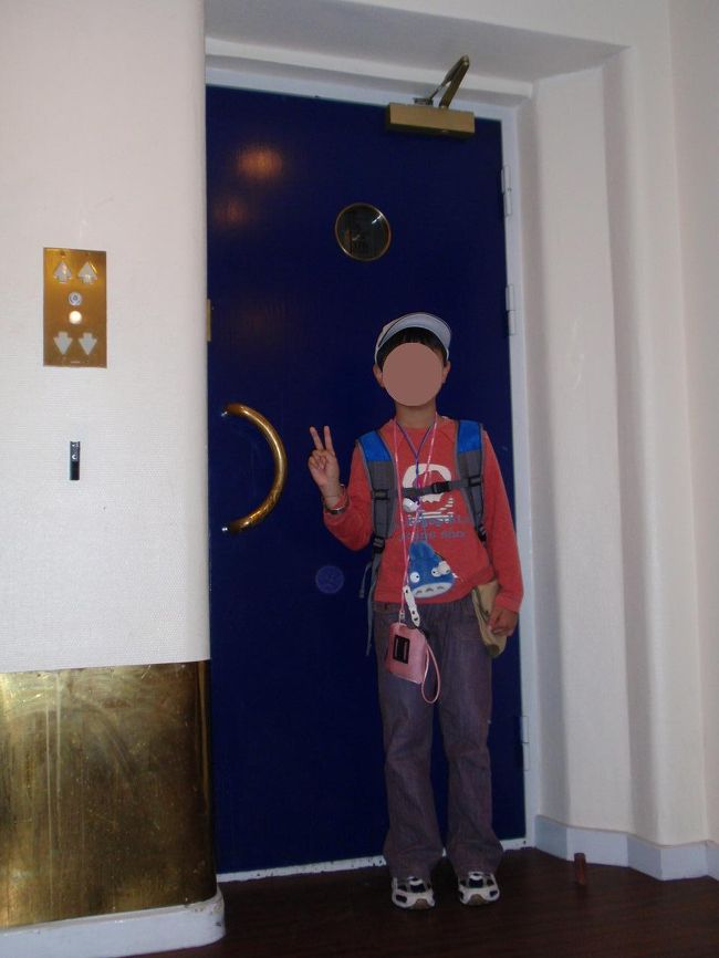 ２日目です。おはようございま〜す。<br />昨晩泊まったノーランディアリッチモンドホテル306号室です。<br />コペンハーゲン中央駅からエストーという国鉄に乗って１駅。ヴェスターポート駅からすぐです。ちなみにヴェスターポート駅にはホームの端の出入口<br />の他に反対側の端にもエレベーターがあります。エレベーターに乗り上へ行くとホームの屋根の上に上がります(初めてのときはびっくりしました。だって屋根ですよ！)。そこから道路まで歩道橋のような通路があって、ホテルのすぐ近くの道路へ出ることが出来ます。エレベーターの横には階段もありました。<br />部屋は北欧とは思えないほどの広さ！シンプルなのもいいけどシャワーが冷たくて石鹸がなかったよ〜。冷房がなくて暑かったよ〜(> <;)<br />１階で朝食を食べて人魚の像を見に行ってきま〜す。