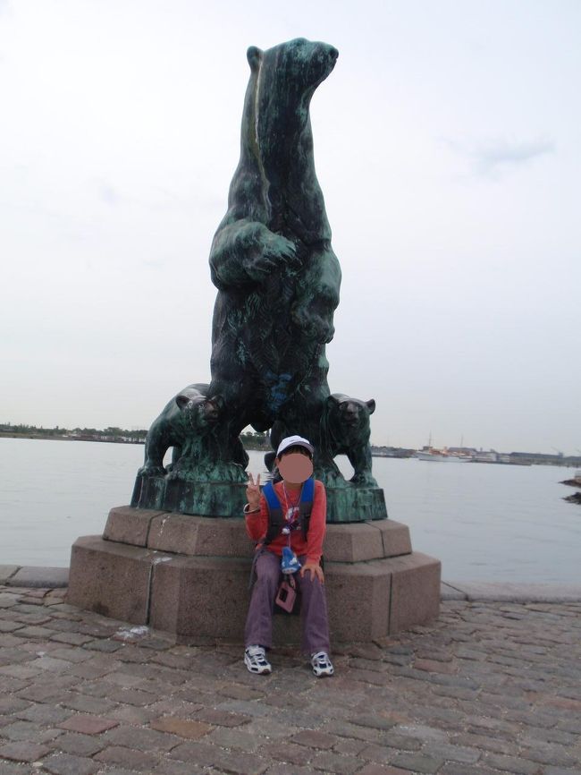 エスト−に乗ってホテルの最寄の駅から２つ目、「エスターポート」で下車して海のそばにあるチャーチル公園を通ります。公園の中にはカスレテット要塞という星型の要塞があります。公園はとても広くて、ほかにも色々な像がありました。