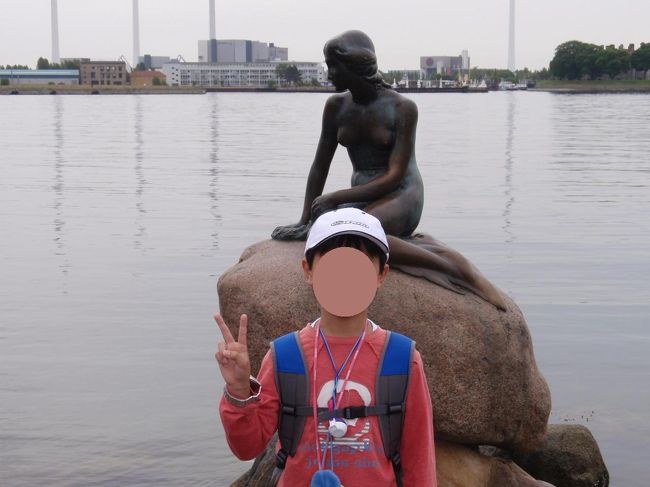 人魚の像に到着です。公園の端にあって、海の中にあります。柵があるのですが柵の外は岩場になっているので人魚まで岩場伝いにも歩いて行けて、白人の観光客の方は結構触りに行ったりしていました。<br />まだ朝早いので観光客も少なく、ゆっくりと写真を撮ることが出来ました。やったね！