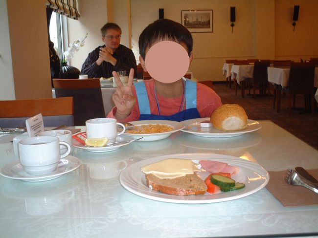 朝食は北欧の普通のホテルらしく、いたってシンプル。でもパン、ハム、たまご、野菜、ジュース、ヨーグルト、ミルクなど「これは食べたいなぁ〜」と思うものがそろっています。<br />日本人の方はほとんどいらっしゃいませんでした。韓国や欧米の方が多かったです。