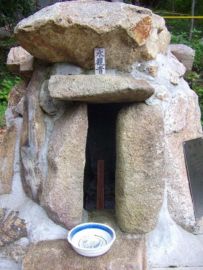 祠に入った小さな観音様の下から名水は出ています。