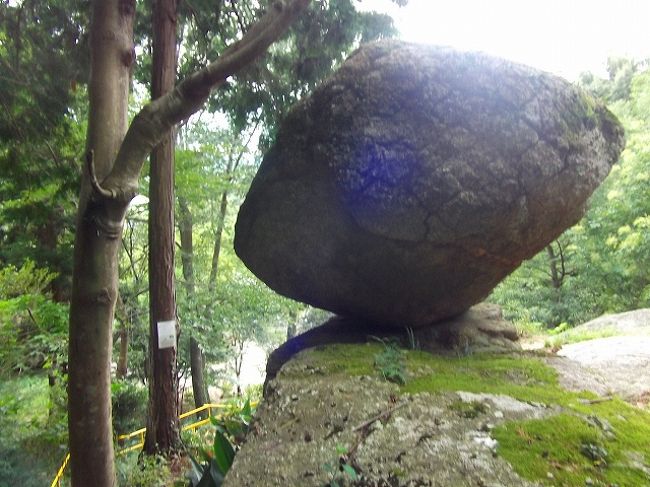 ゆるぎ観音の水<br />広島県の名水に仲間入り<br />ゆるぎ観音の水は、慶応元年に病気(眼病)の際、夢に現れた観音菩薩を祀ったところに全快したと言われています。<br />この度、地下水を引く水道がつきました。<br />水質鑑定を行ったところ、、まれにみる軟水の名水との結果をいただきました。<br />熊野の財産の一つとして大切にご利用ください。<br />なお、ゆるぎ岩、観音堂、磨崖仏を含む一帯は町の重要文化財にも指定されており、多くの参詣者があります。<br /><br /><br />