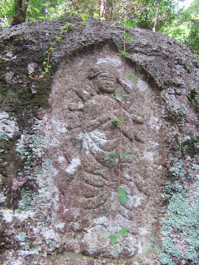 慶応元年(1865年)12月水木嘉衛門という人が観世音菩薩に難病平癒を祈願したところ全快し翌年4月堂を建て入仏式が行われた。<br />付近にゆるぎ岩があることから「ゆるぎ観音」と呼ばれるようになったそうです。<br />観音堂周辺には30余体の磨崖仏が彫られている。<br />磨崖仏は、苔むしたものや風化がすすみお顔がとろけてしまっているものもあります。