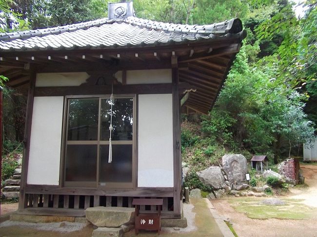 山道を数百メール歩いた所で観音堂に着きました。