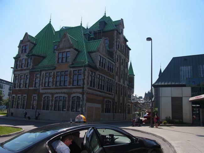 駅を出た途端に目の前にはこんな建物が。<br />早速タクシーでホテルに向かいます。