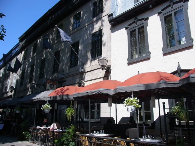 ここがホテルですが、直接前には車は入れません。<br />もっと手前の広場で降りて荷物を運ばなければならないのですが、<br />小さいキャリーを持ってきたので苦にはなりませんでした。<br />ホテルの１階にはすてきなレストランがあります。<br />デザインホテルという感じかな？<br />