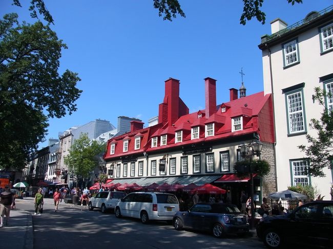 赤い屋根の建物もホテル。私たちのホテルの隣？：にあります。<br />別の友人が、ここに泊まったことがあると言っていました。<br />隣の白い建物は確か、ツーリストインフォメーションだと思います。<br />歩きツアーの予約でお世話になりました。<br />中に両替所もありますよ。