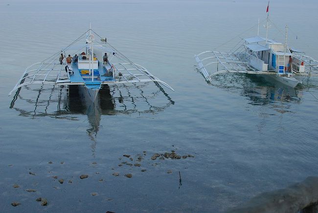 移動はすべてこのボート。スタッフが５，６人乗っていた。