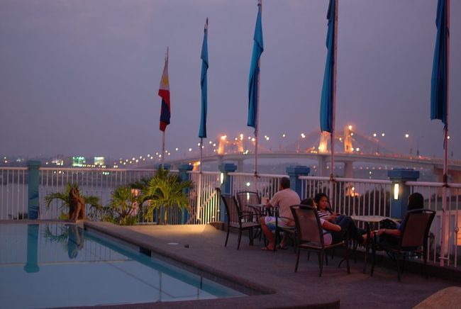 ベラビスタホテルの屋上にはプールとバーなどがあり<br />素敵でした。セブ市街に行ける、橋が２つかかっていました。